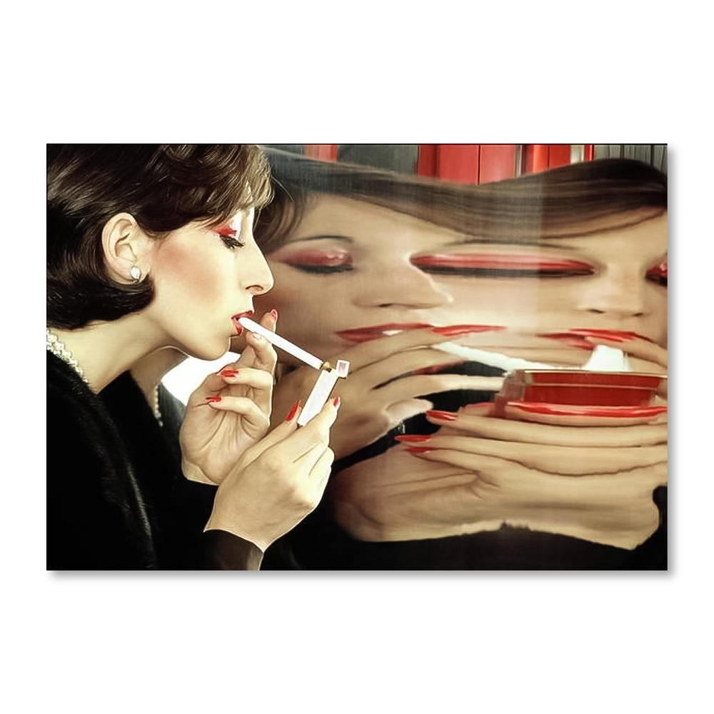 

Anjelica Huston Lighting A Cigarette Постер 122 x 84 см