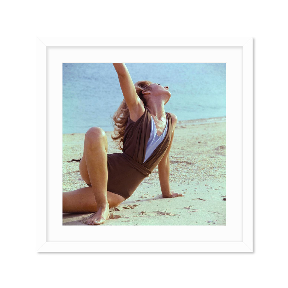 Model In An Elizabeth Stewart Swimsuit Постер voltaire 1965 кресло