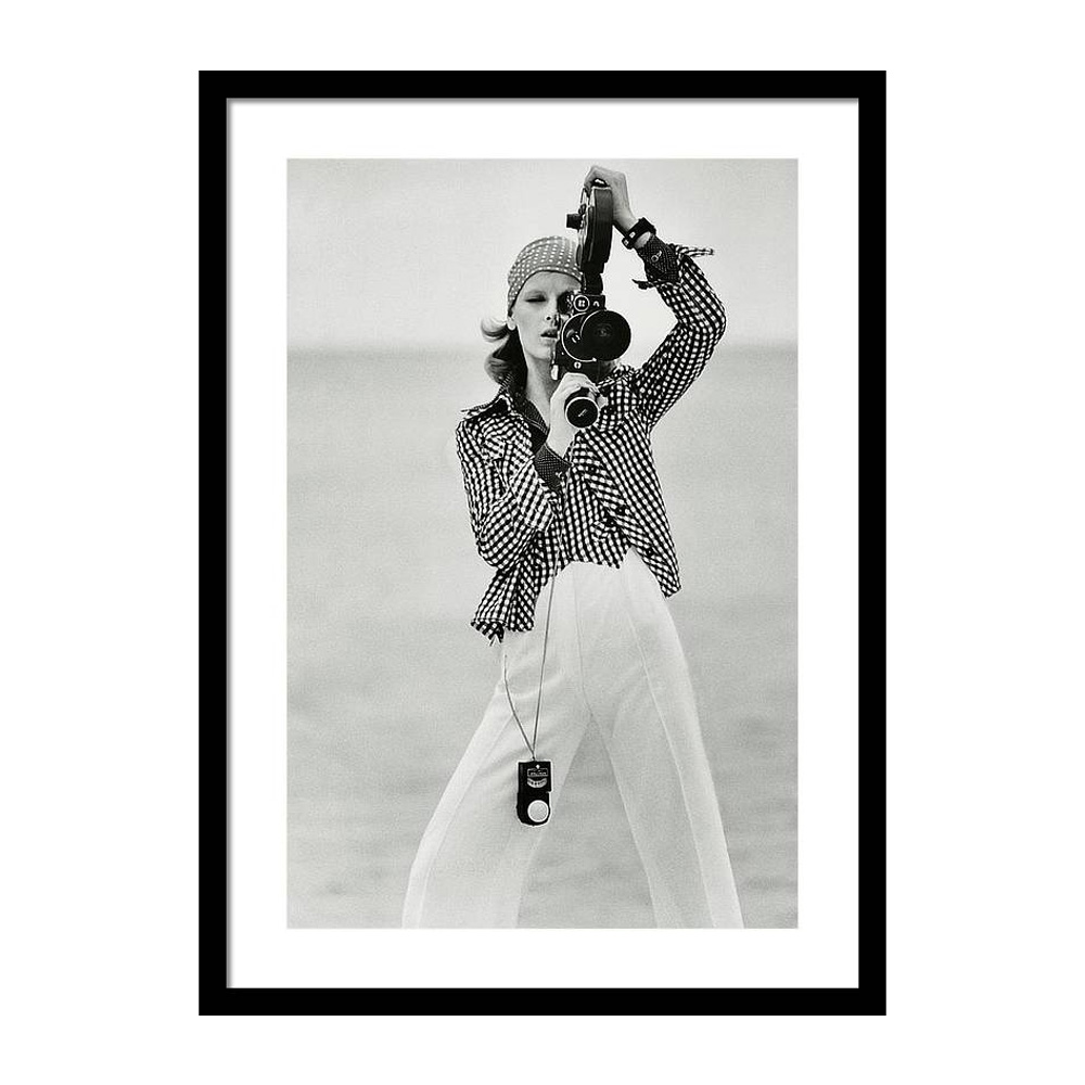 

A Model Looking Through A Beaulieu Camera Постер