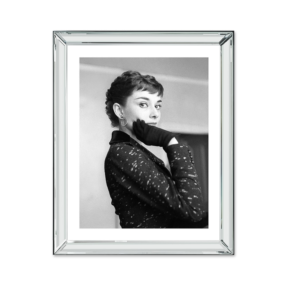 

Audrey Hepburn Glove Постер