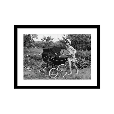 Audrey Hepburn Pushing A Pram Постер Audrey Hepburn Pushing A Pram Постер