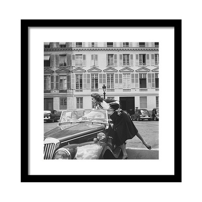 Suzy Parker Outside the French Vogue Office Постер Suzy Parker Outside the French Vogue Office Постер