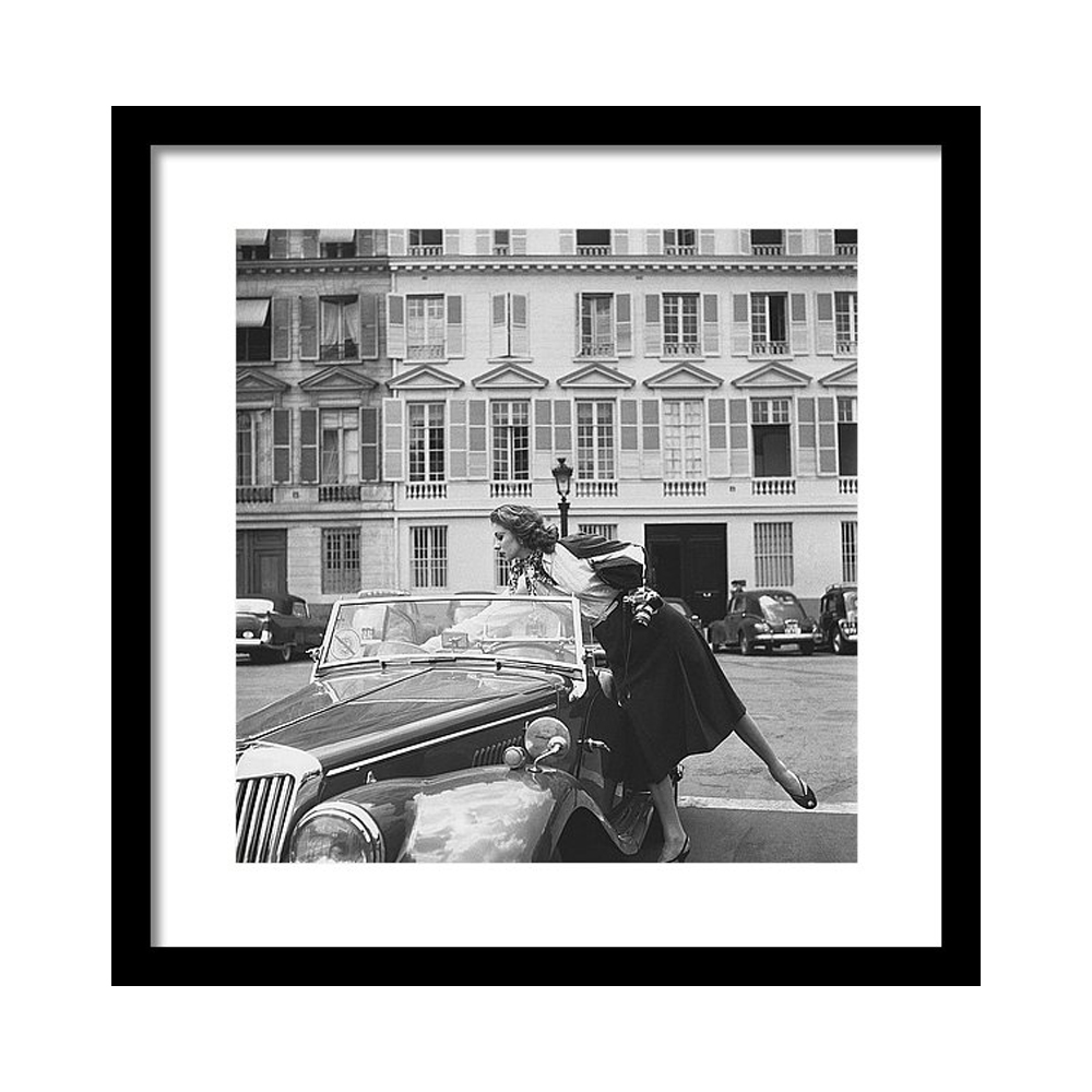 

Suzy Parker Outside the French Vogue Office Постер