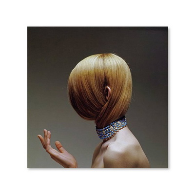 Model Wearing A Cartier Necklace Постер 101,6 x 101,6 см
