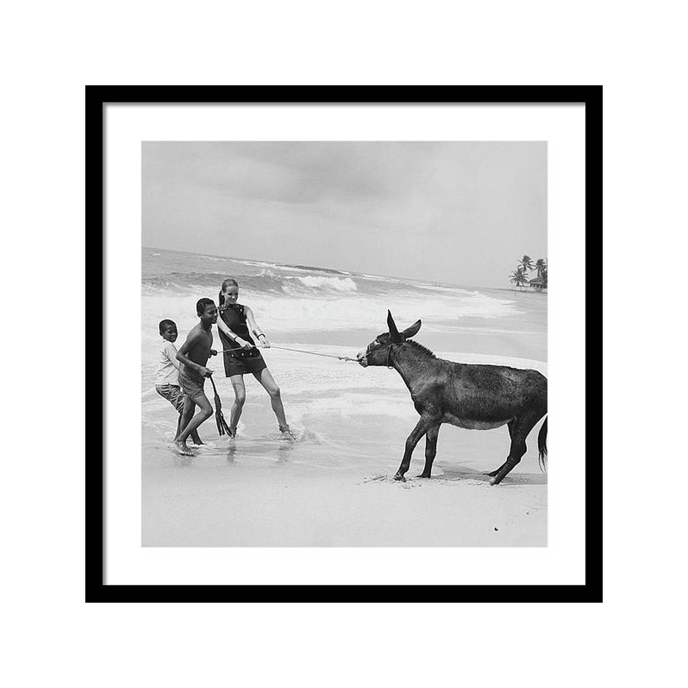 

Veruschka Von Lehndorff And Two Children Pulling Постер