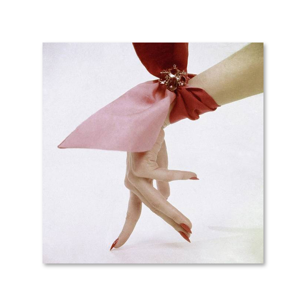 

A Hand With A Wrist Scarf Постер 101,6 x 101,6 см