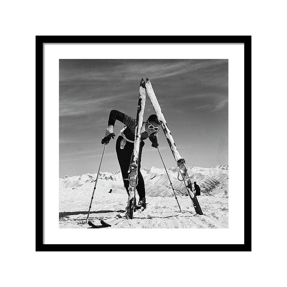 

Marian Mckean With Skis Постер