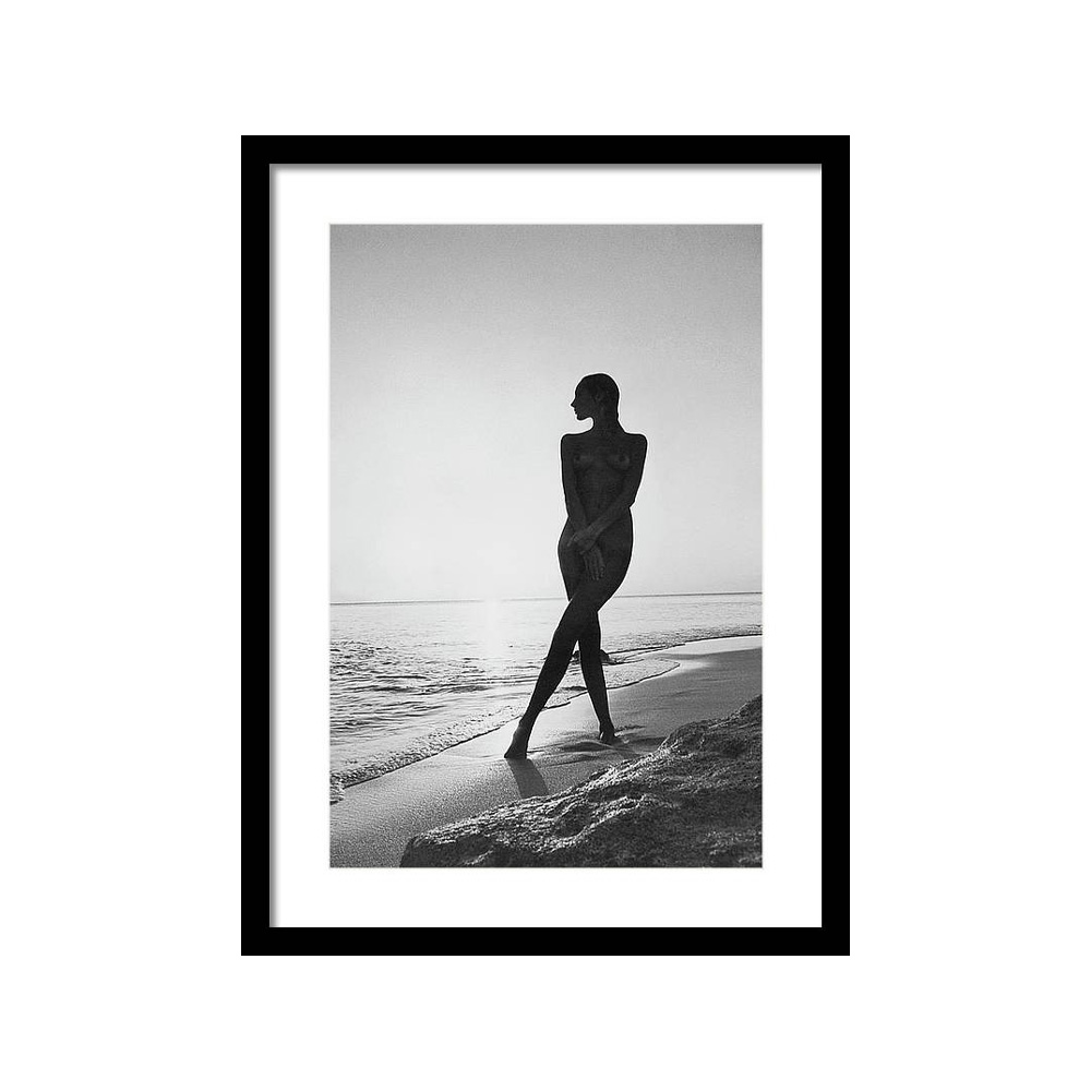 

Marisa Berenson At A Beach Постер