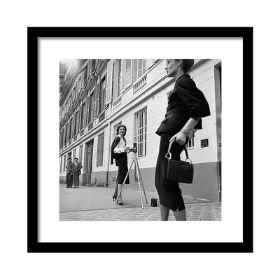 Suzy Parker Photographing a Model in Front Постер Suzy Parker Photographing a Model in Front Постер