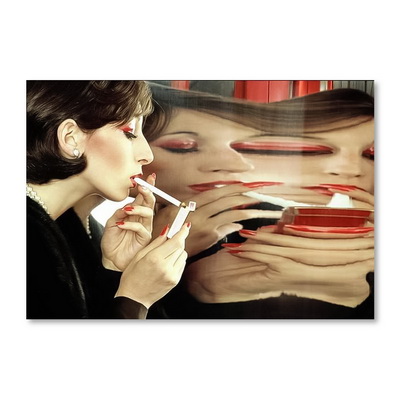 Anjelica Huston Lighting A Cigarette Постер 122 x 84 см Anjelica Huston Lighting A Cigarette Постер 122 x 84 см