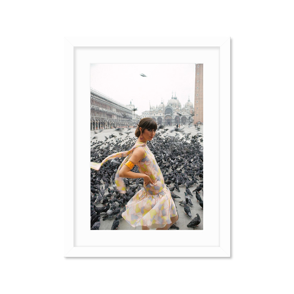 

Pamela Barkentin In The Piazza San Marco Постер