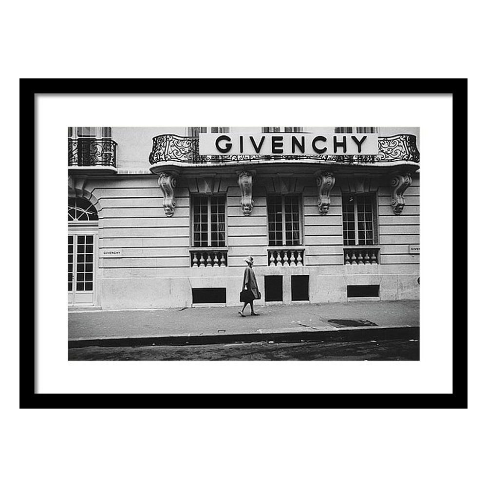 

Isabel O'Donnell In Front Of Givenchy Постер